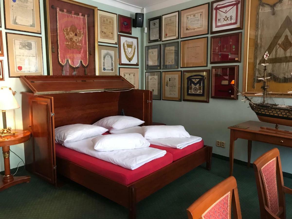 Masonic House Loket